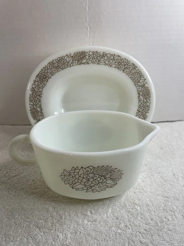 Vintage 1978 Pyrex Gravy Under plate Mint Condition Woodland Pattern