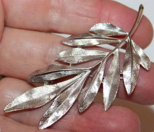 Flawless vintage crown TRIFARI signed silvertone leaf brooch pin-Jewelry Lot#557