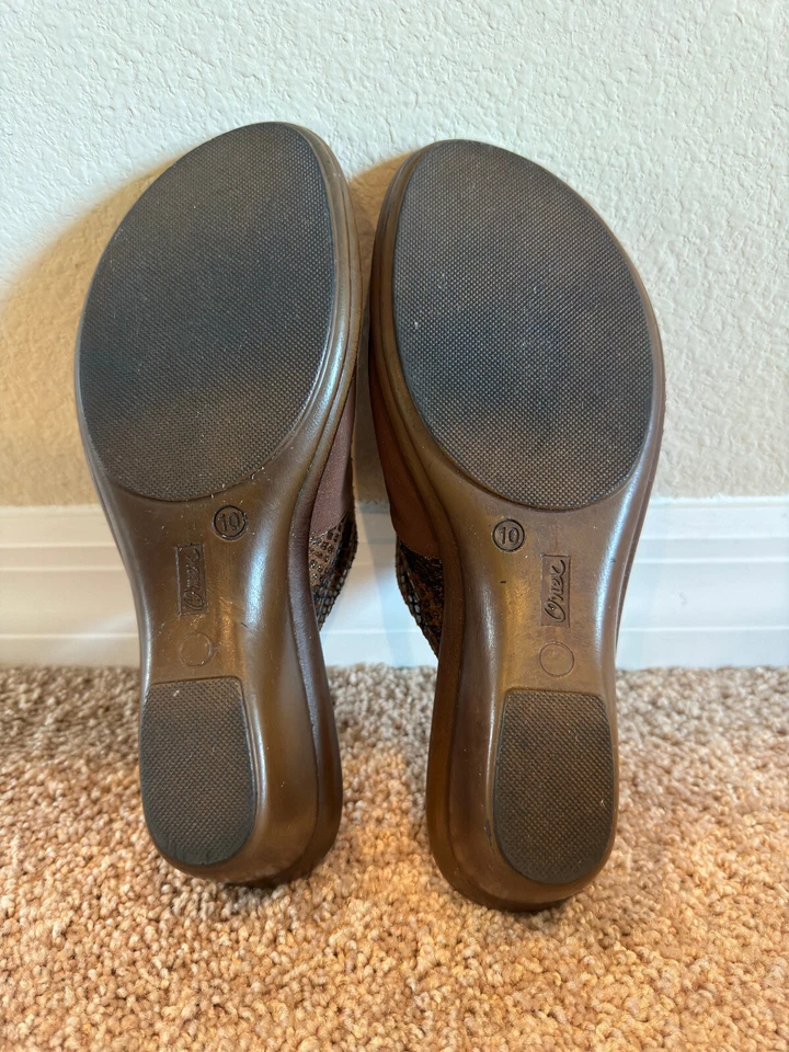 (Ligeramente Usado) Onex Cuñas Marrón y Dorado (talla 10) Foto 3 de 3