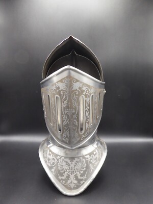 Ritterrüstung Nachbau aus dickem Blech Helm, Hände, Schenkel, Brust und Rücken