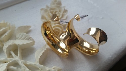 Hoop earrings gold shiny reflective curly curl curve statement - Picture 5 of 11