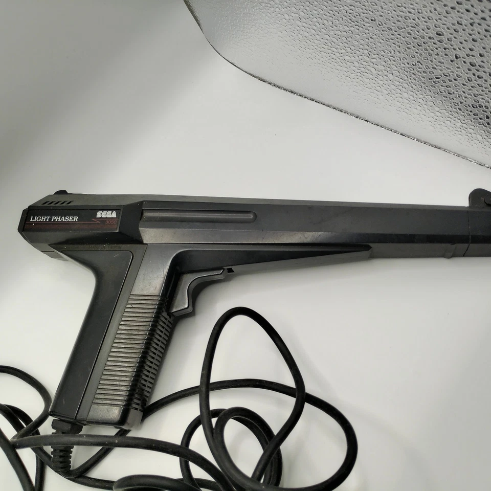 SEGA Light Phaser 3050 Gun for SEGA Master System For Parts Untested - Image 3 of 4