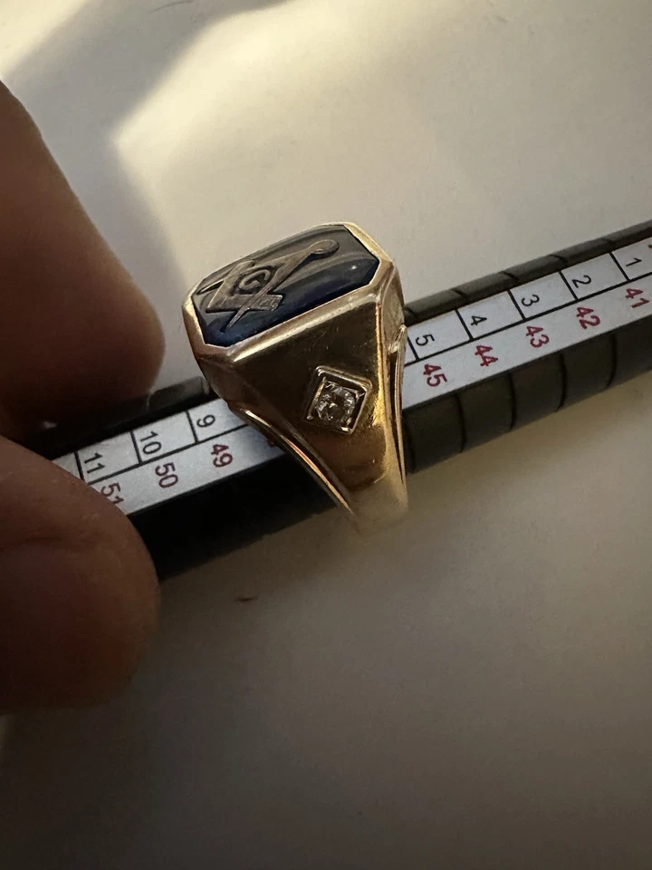 Anillo de oro amarillo de 10 quilates con emblema G masónico de espinela azul con acento de diamantes - talla 10 Foto 2 de 4