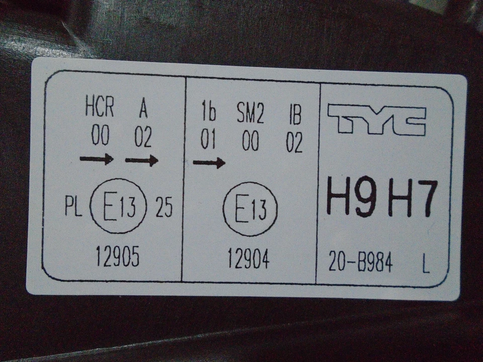 TYC Left Headlight 773117 fits Volvo S40 V40 1995-2004 - Image 3 of 4