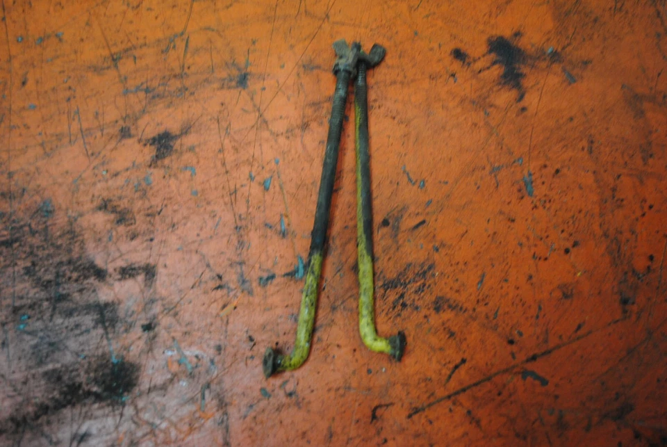 Parafusos de retenção de bateria originais IH Cub Cadet 7hp Kohler K161 1961 1962 1963 - Imagem 2 de 2