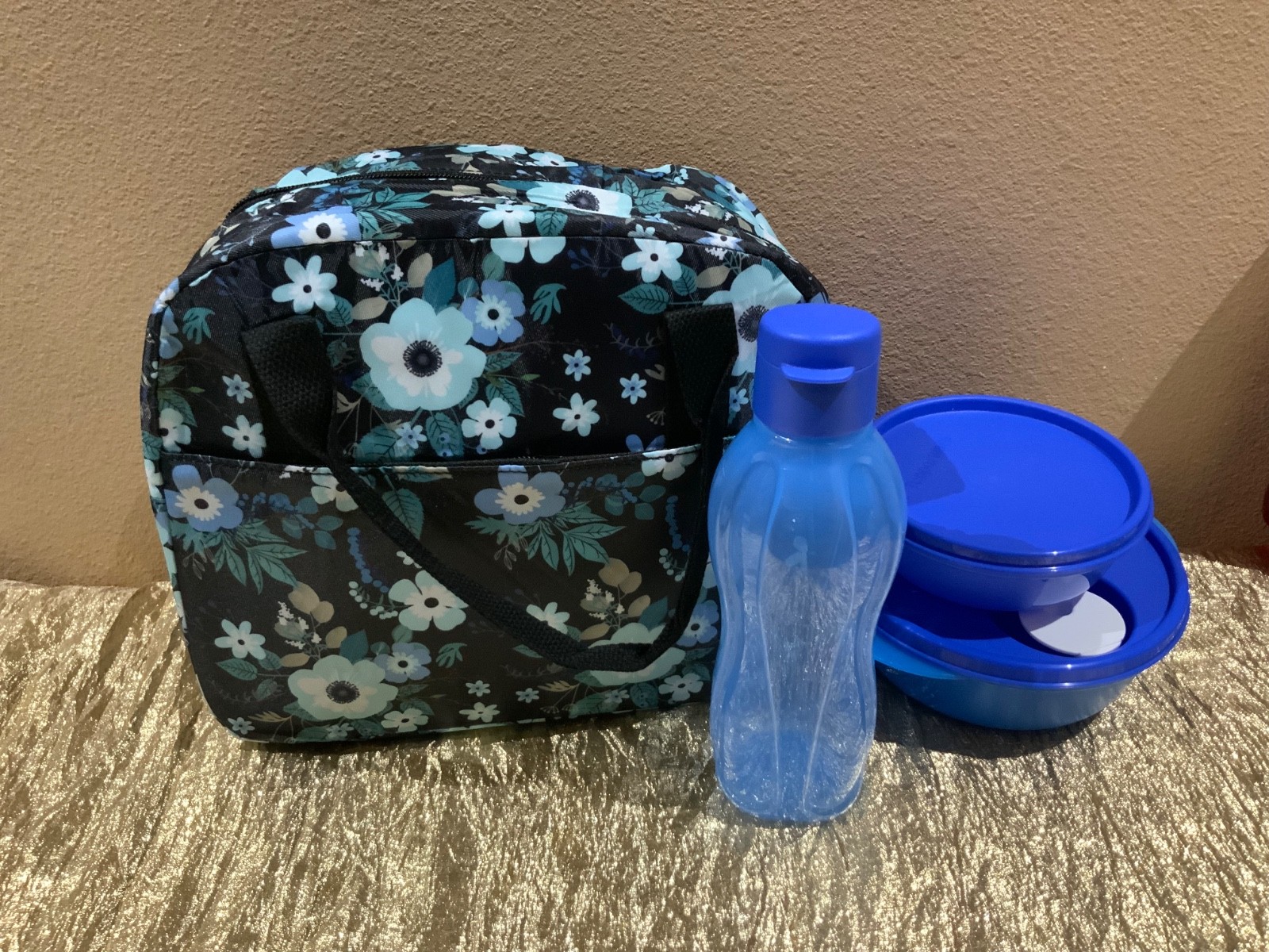 New Lunch Bag with Beautiful Blue Shades Tupperware pieces f