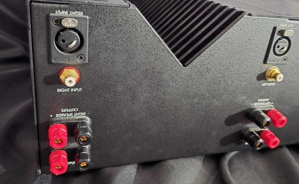 ARAGON 8008 Dual Mono Class A/B Power Amplifier with XLR Input Option  - Image 2 of 4