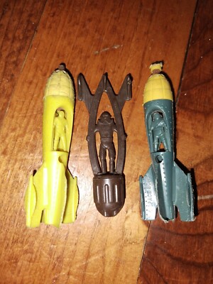 1950s Royal Tot ''Space Bomb'' ROCKET SHIP SPACEMAN 3.5'' cap bomb Lot Of 3