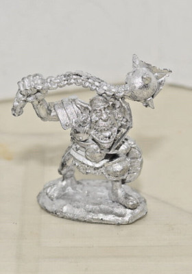 Armoured Goblin with Flail & Shield: 28mm Elite Goblin Warrior / Goblin Hero