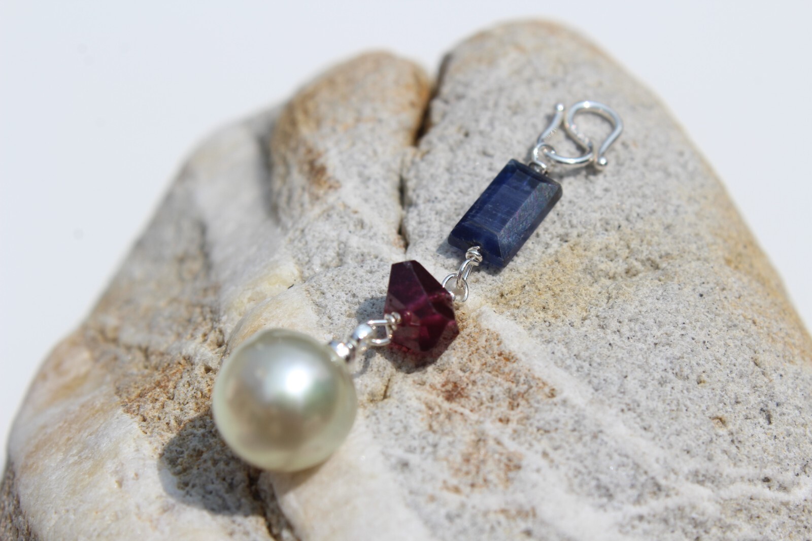 Pendentif perle des mers du sud et grenat pour sublimer vos soirées