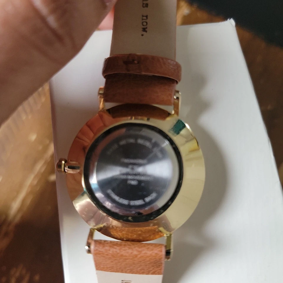 Reloj de pulsera clásico A New Day para mujer con correa de cuero de imitación marrón que comienza ahora Foto 2 de 4