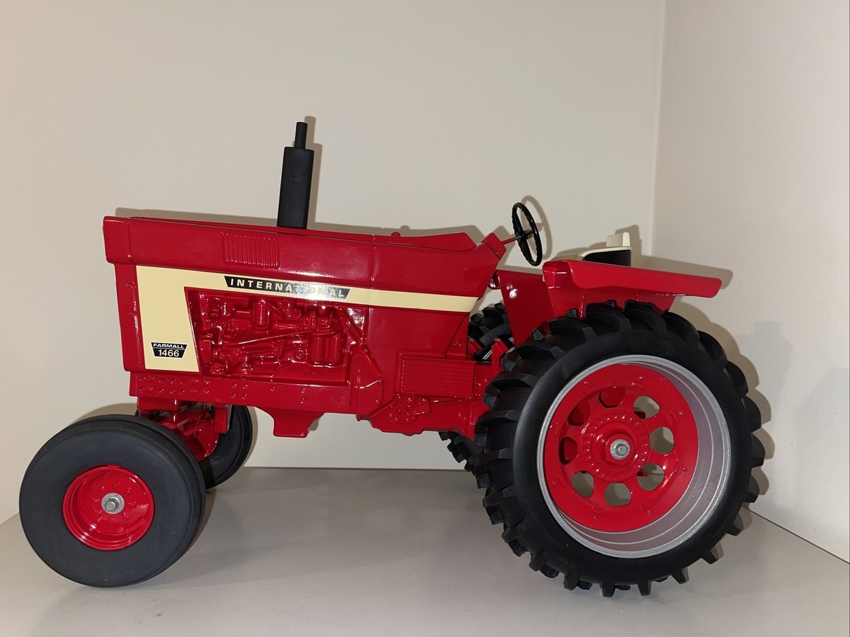 ミニカー　アメリカントラクター　McCORMICK FARMALL Amazon | マコーミック トラクター/McCORMICK FARMALL SUPER AV