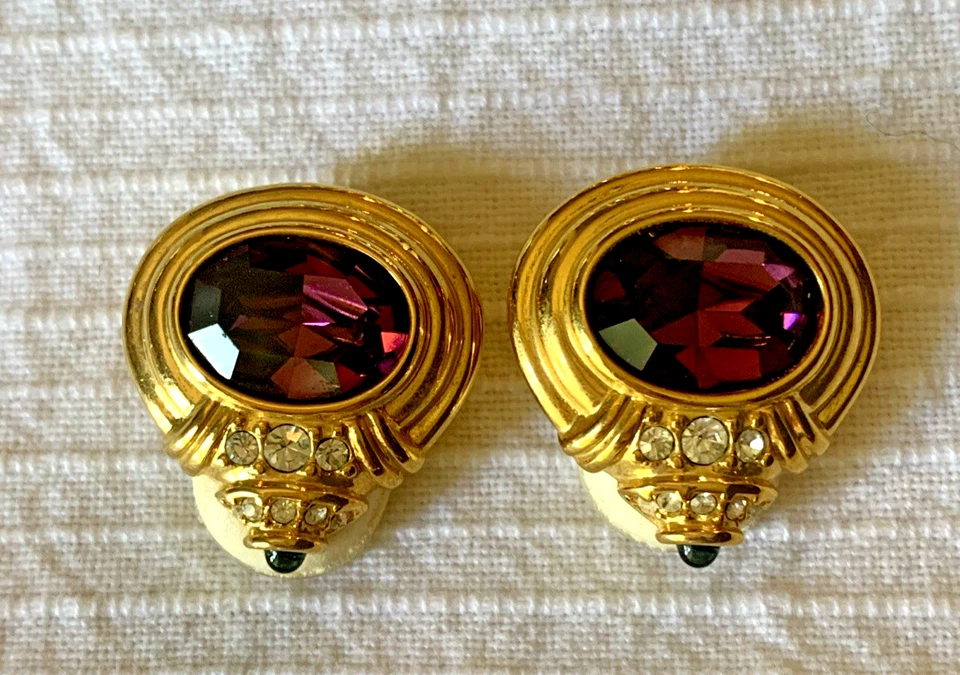 Lote de 2 Pendientes De Colección Nolan Miller Clip En Tono Dorado Cinta y Piedras Preciosas Púrpura Foto 3 de 4