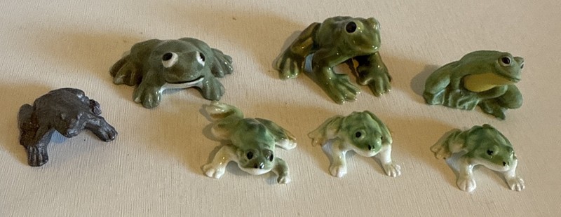 8 Frog Figurines Miniature Green Ceramic  7 Frogs Unmarked  + 1 Pewter