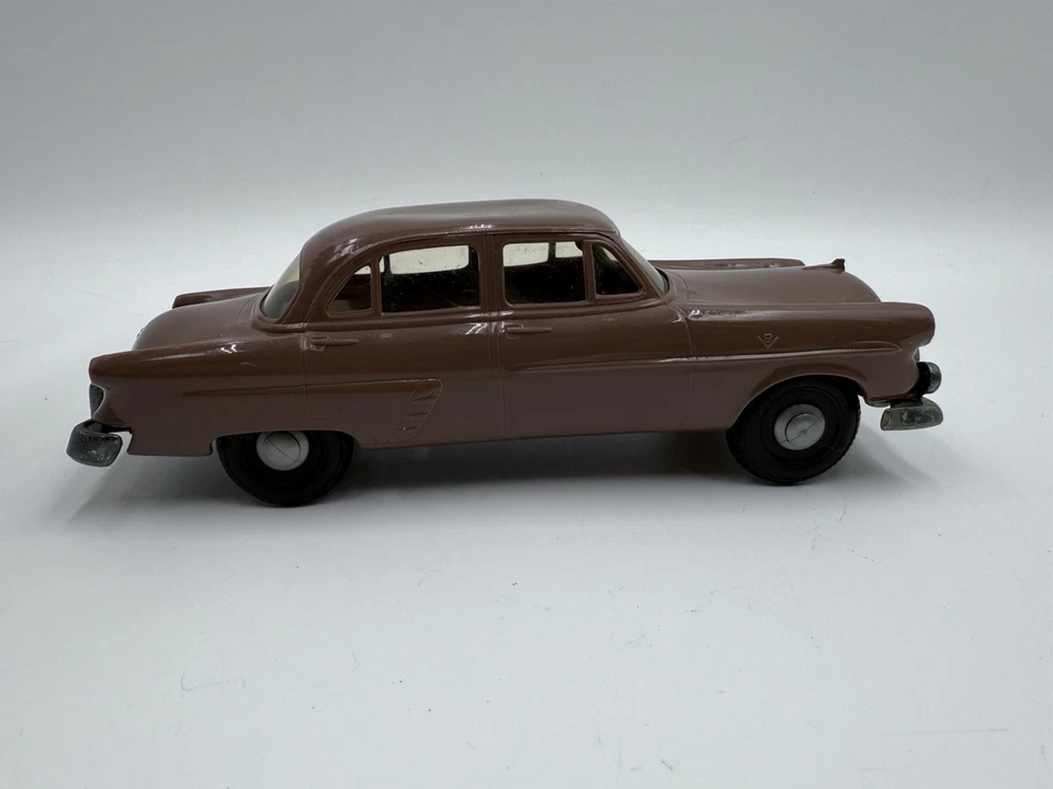 AMT 1952 Ford 4 DR Sedan Dealer Promo Car Model With Wind Up Mechanism - Image 4 of 4