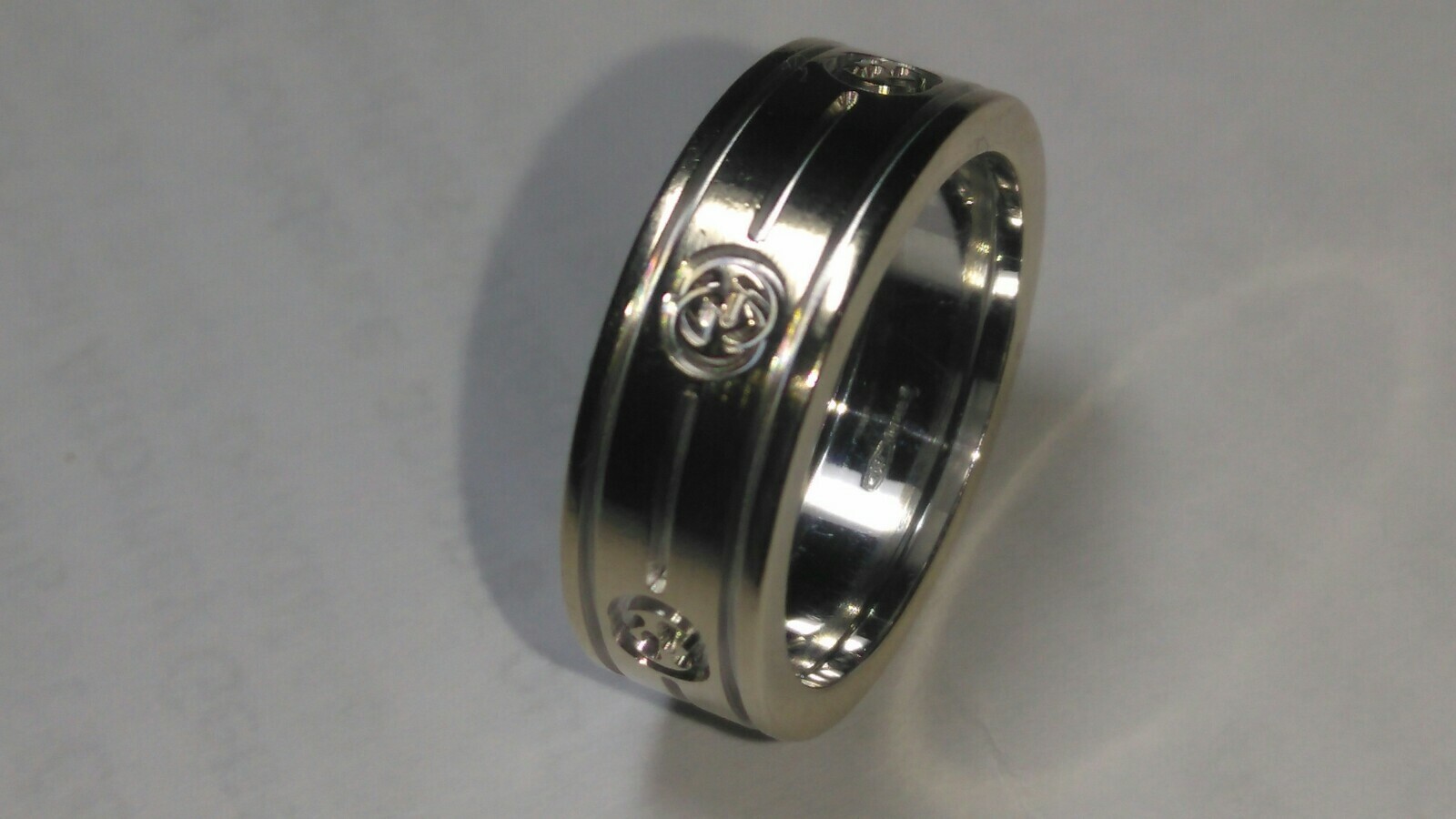 Solid 18k white gold Gucci monogram band ring 8.0… - image 5