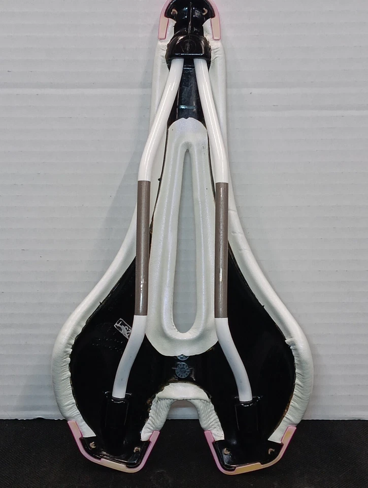 Sillín de gel con adición especial Ruby Bodygeomerty 143 WH/Pk concienciación sobre el cáncer de mama. Foto 4 de 4