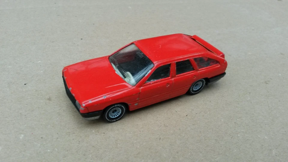 Siku 1057 – Audi 100 Avant, rot
