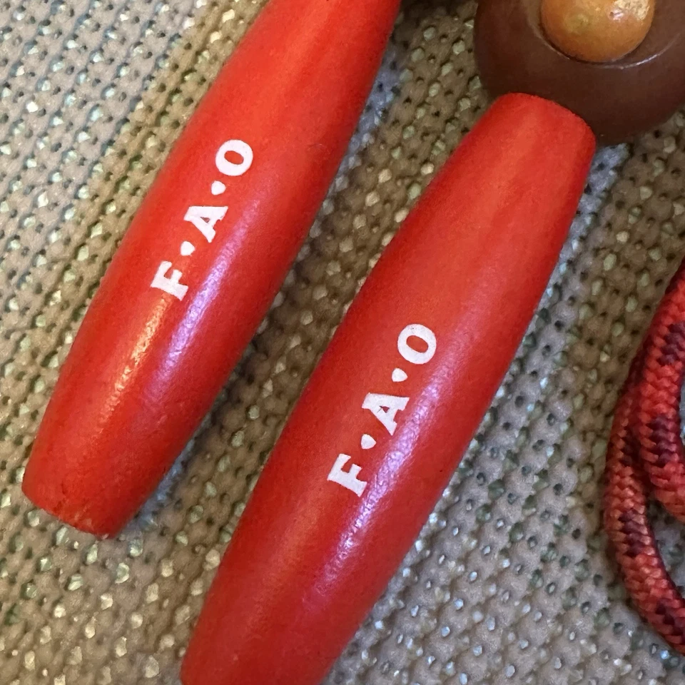 Vintage FAO Schwartz Red Wood  Bear Face 69" Jump Rope - Изображение 3 из 4