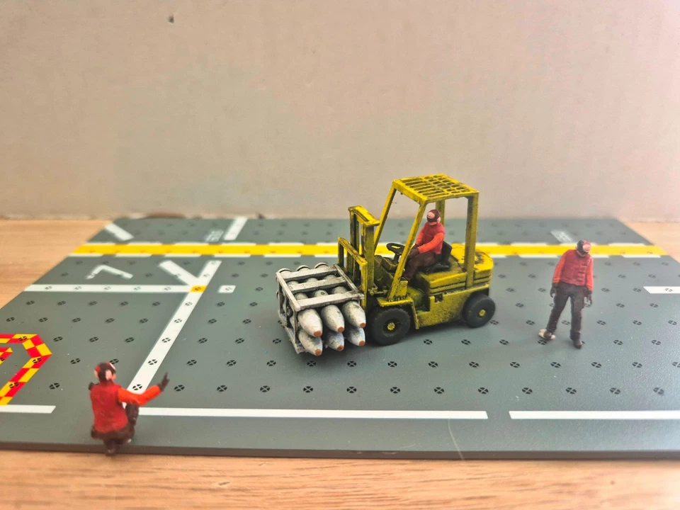 Basekraft 1/72 US Navy aereo-portaerei ponte di volo missile carrello elevato... - Immagine 3 di 4