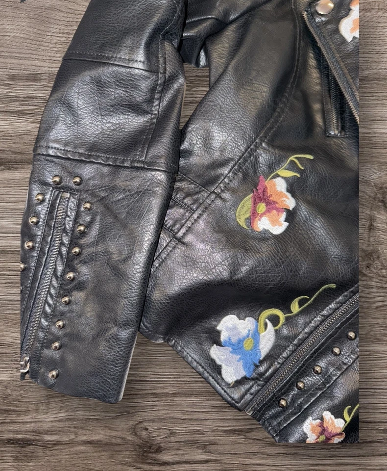 Chaqueta vintage floral personalizada con tachuelas imitación cuero negra talla pequeña Foto 4 de 4
