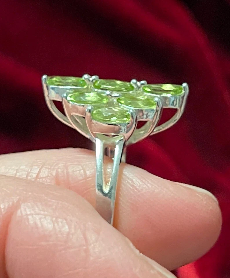 Anillo de plata de ley con racimo de brillantes peridotos ovalados facetados; talla 8 Foto 3 de 4