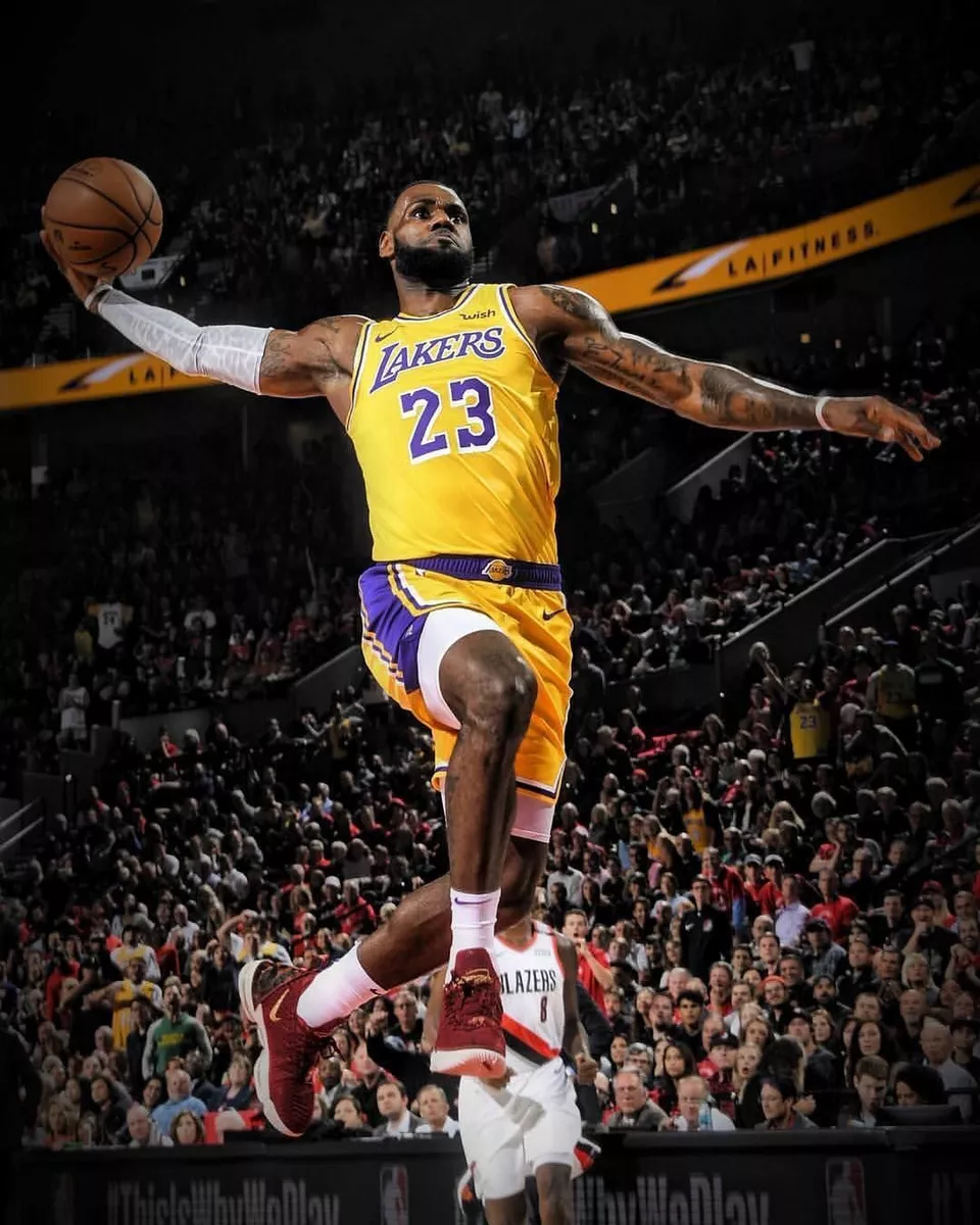 LeBron James Los Angeles Lakers UNSIGNED Dunk 8X10 Photo (T)