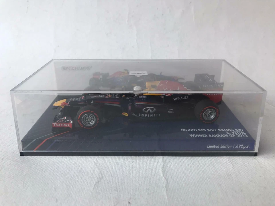 Minichamps Red Bull RB9 S. Vettel Bahrain GP World Champion 2013 1/43 410130201 - Immagine 2 di 3