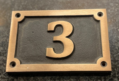 HAUSNUMMERNSCHILD AUS MASSIVEM KUPFERGUSS NUMMER 3