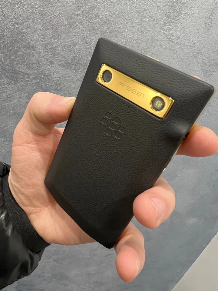 BlackBerry Porsche Design P9981 edición oro 24k Foto 2 de 4