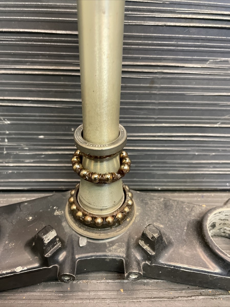 2001 Kawasaki Ninja ZX6r Bottom triple tree, lower fork tube