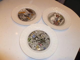 SET OF 3 DECORATIVE PLATES DEPICTING SCENES FROM CHARLES DICKENS' NOVELS