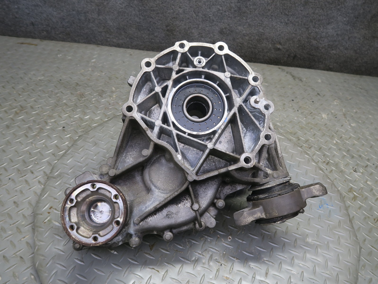 2017-2020 MASERATI LEVANTE M161 3.0L AWD TRANSFER CASE BOX W MOTOR 670038072 94k