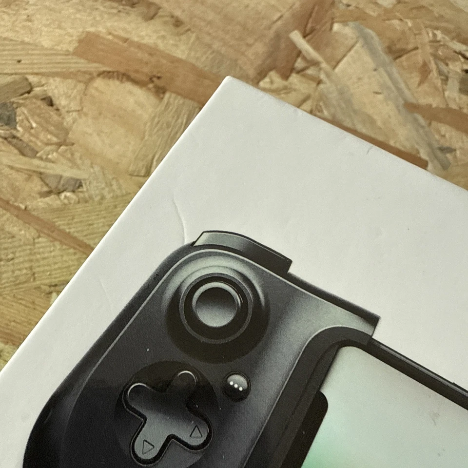 RAZER KISHI FOR IPHONE (LIGHTNING) UNIVERSAL SMARTPHONE GAMING CONTROLLER PAD - Image 3 of 4