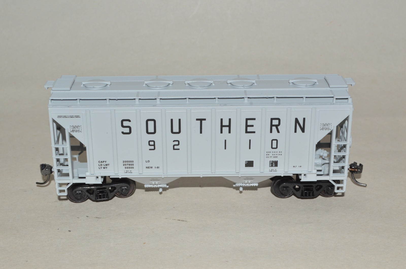 HO scale Walthers Southern Ry Trinity 100t 2 bay covered hopper car train MW KDs