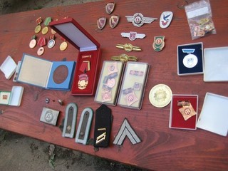 Pos 27 Konvolut DDR Abzeichen und mehr