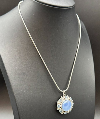 VTG 1974 Avon Moon Magic Collection Pendant on silver tone Chain Necklace *read*