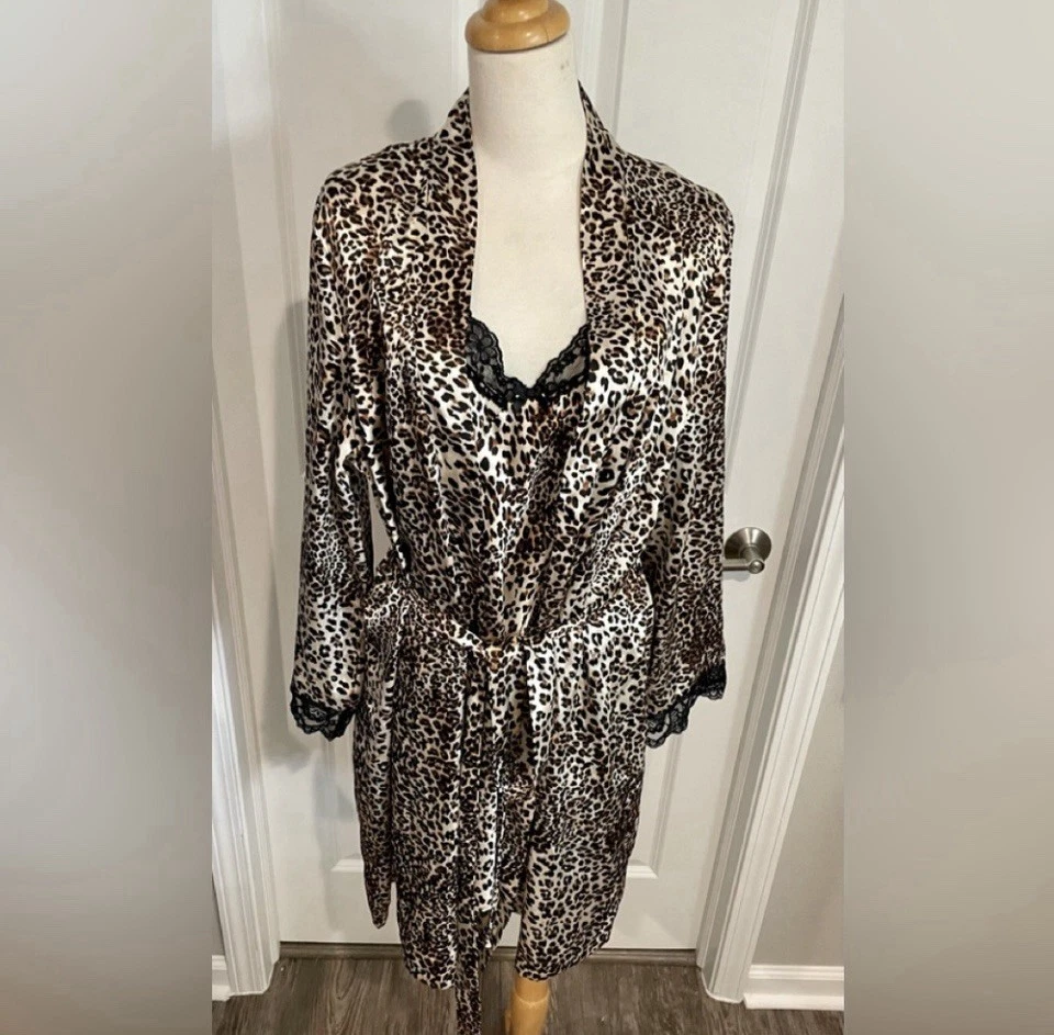 De colección Apt. Conjunto de bata de satén y vestido sin mangas con estampado de leopardo íntimo 9 talla grande Foto 2 de 4