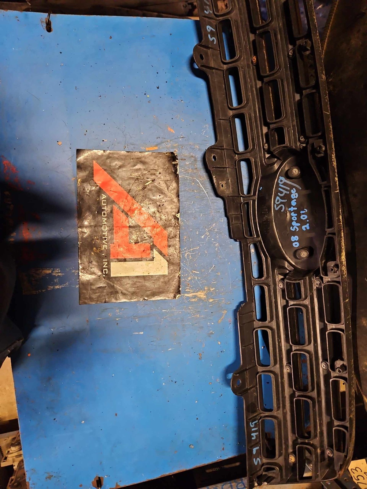 05-08 KIA SPORTAGE Grille Black W/Chrome Surround Horizontal Billet 'Badge' OEM