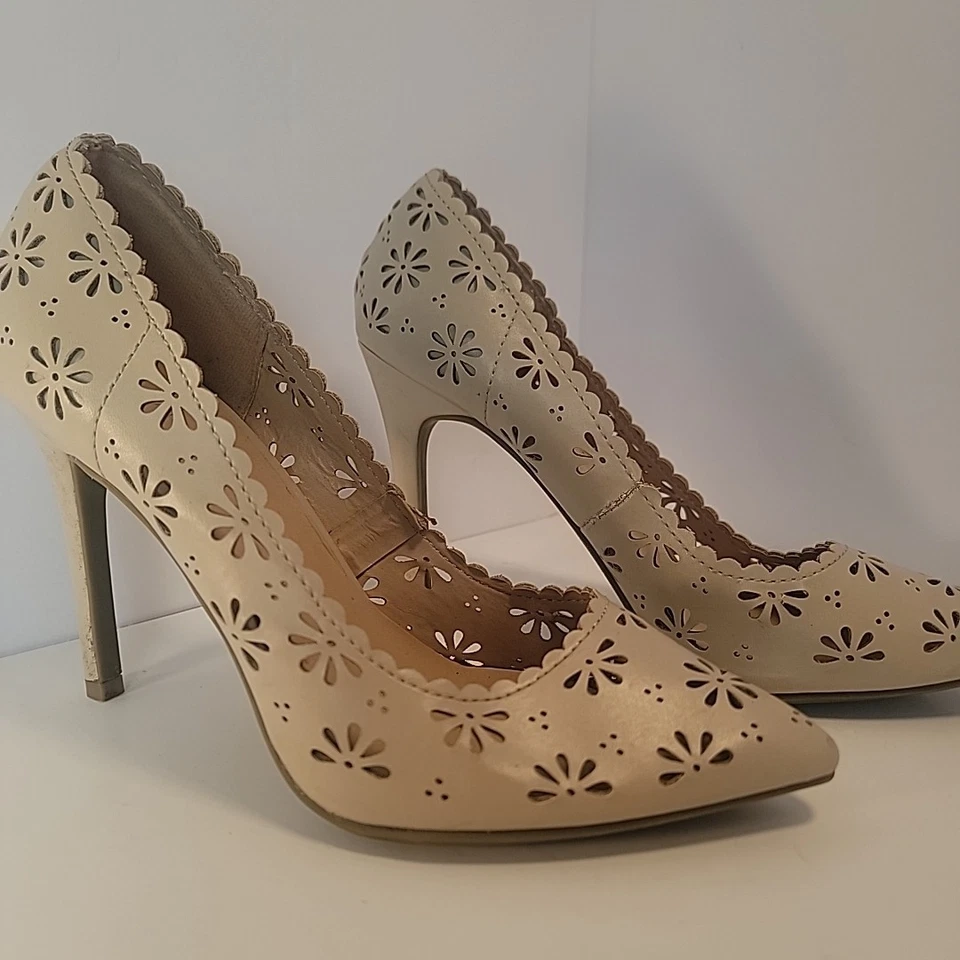 Salto agulha feminino LC Lauren Conrad perfurado floral marfim tamanho 7,5M 4" - Imagem 2 de 4