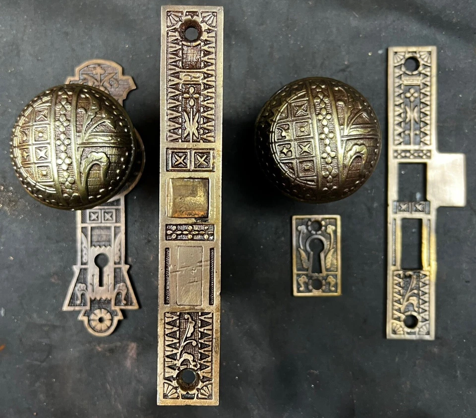 Sargent Arcadian Passage Set Door Knobs, Plates, Lock 1880’s Eastlake Victorian - Image 2 of 3