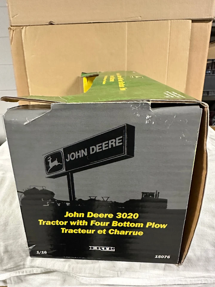 JOHN DEERE 3020 TRACTOR WITH FOUR BOTTOW PLOW - ERTL - SCALA 1/16 - Immagine 3 di 4