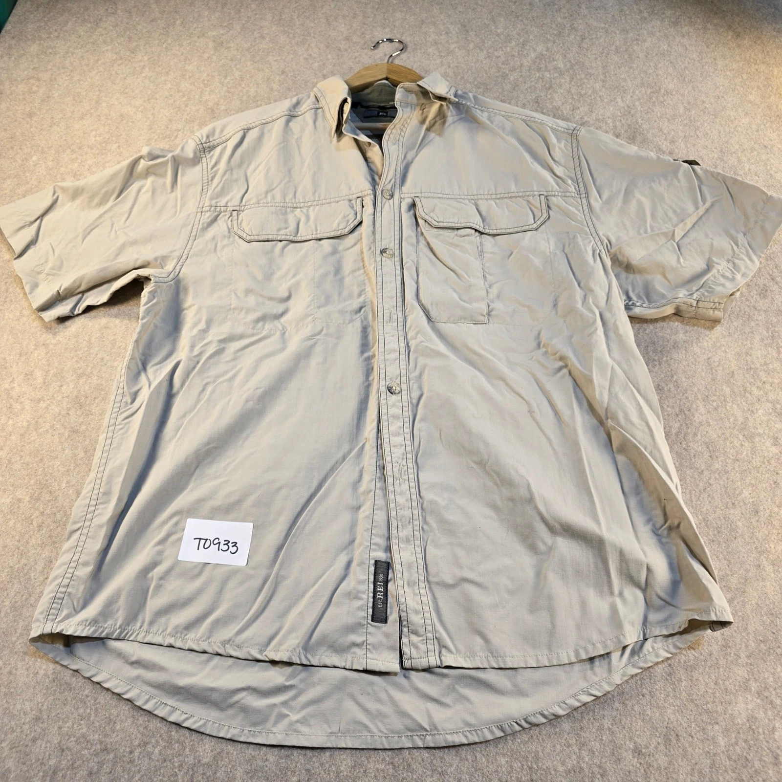 REI Mens Medium Short Sleeve Hiking Shirt Tan Nylon UPF 50+ Vented Cargo T0933