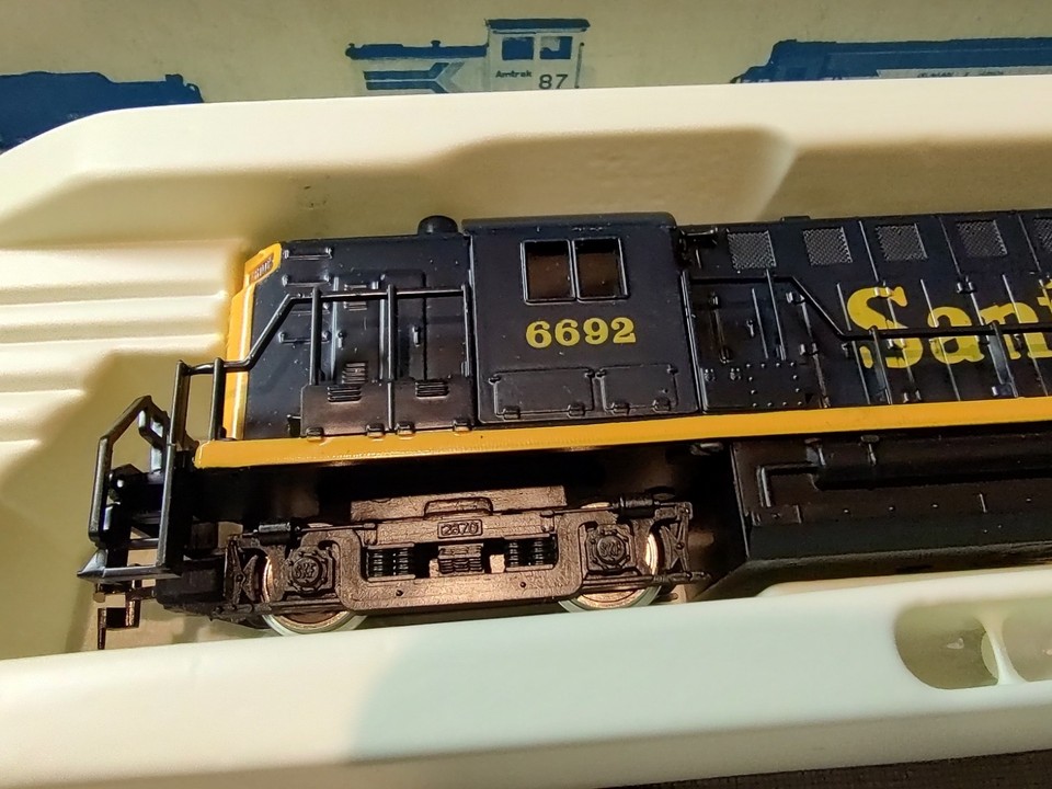 Locomotive Diesel HO Santa Fe MEHANO / Athearn #4015 – éclairée, Plastique, Occasion