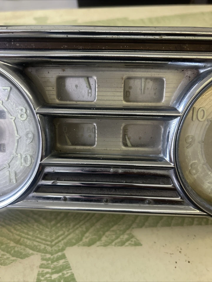 Salpicadero Packard 1949-1950 con velocímetro y reloj Foto 3 de 4