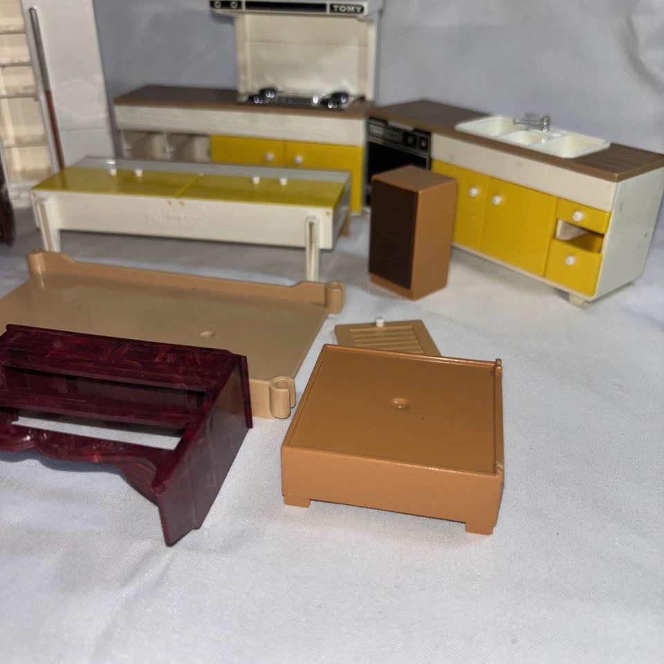Large Vintage TOMY 1980s Smaller Homes Dollhouse Furniture Lot & Accessories - Image 4 of 4