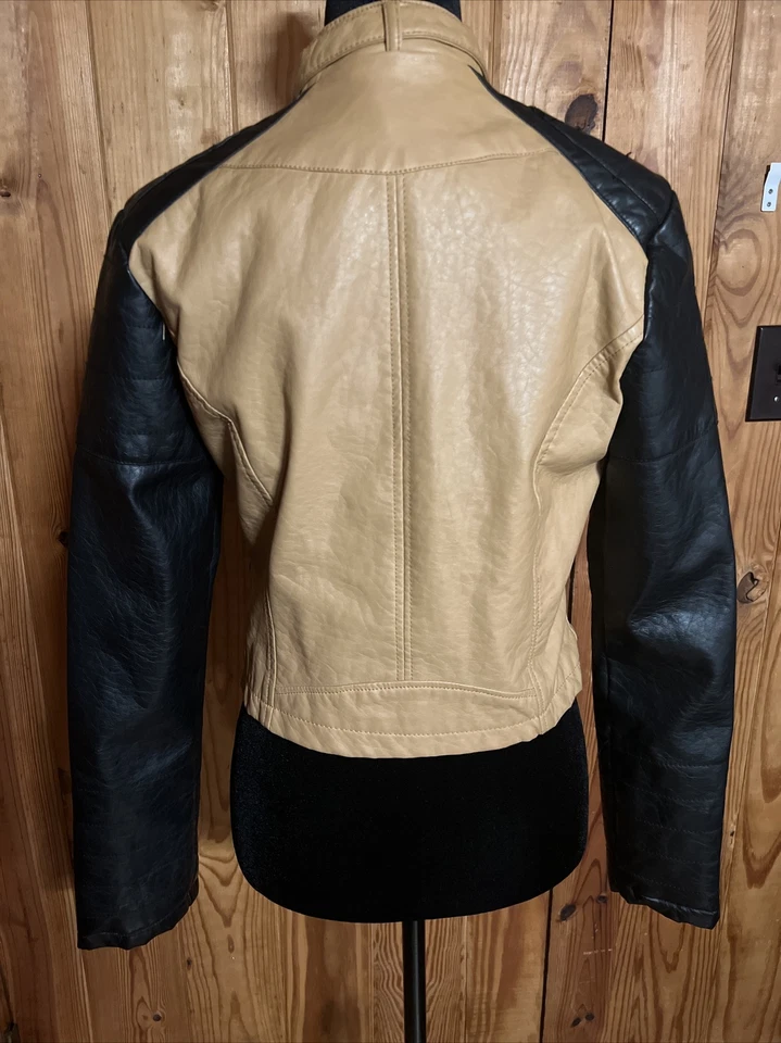 Abrigo chaqueta de cuero sintético con cremallera inclinada marrón y negro Rue21 para damas pequeño Foto 4 de 4