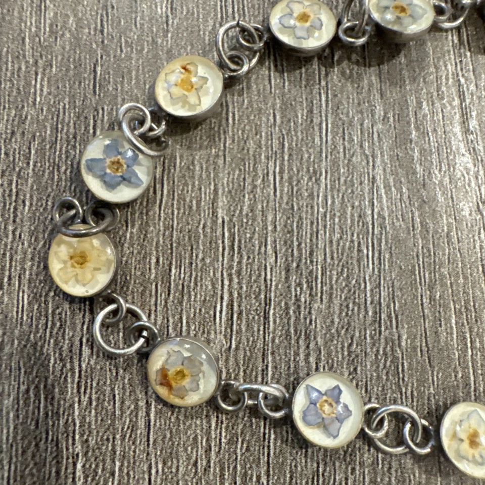 Pulseira feminina com flores reais preservadas em resina - Imagem 3 de 4