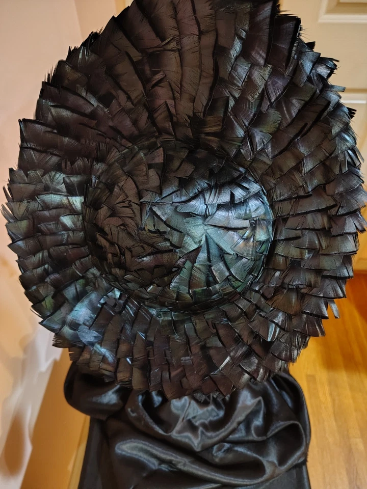 RARO E IMPRESIONANTE SOMBRERO EMPLUMADO ALBRIZIO DE NUEVA YORK NEGRO IRIDISCENTE  Foto 2 de 4