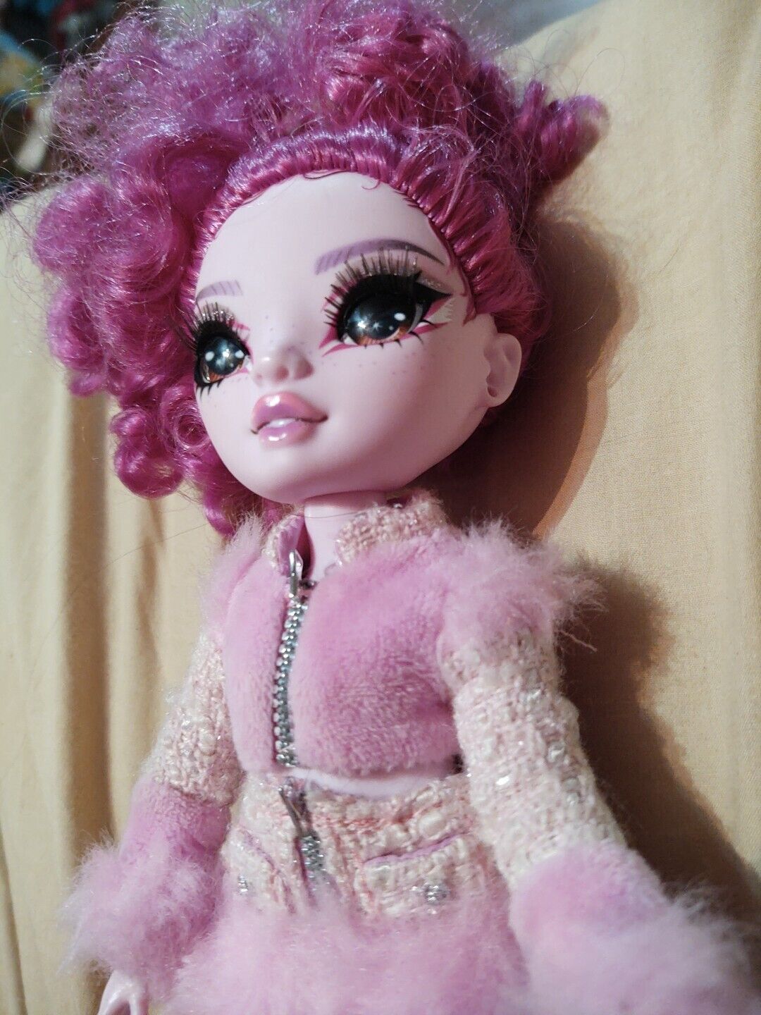 Rainbow Vision COSTUME BALL Shadow High – Lola Wilde (Pink) Fashion Doll.